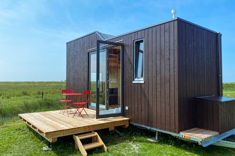 Für das Wohnen auf Rädern braucht es ein stabiles Fundament. Die Chassis der AL-KO Vehicle Technology Group sind für viele Mini-Haus-Hersteller die erste Wahl.  | © Green Tiny Houses