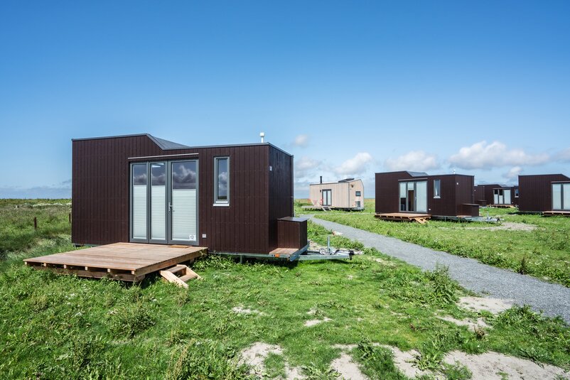 Eine der Besonderheiten der Green Tiny Houses ist, dass nicht nur einzelne Minihäuser gebaut, sondern ganze Minidörfer aufgestellt werden. Dafür arbeitet das Unternehmen, wie es auch bei Reihenhäusern der Fall ist, mit zuvor festgelegten Designs, die das Ortsbild bestimmen und für ein einheitliches Erscheinungsbild sorgen.  | © Green Tiny Houses