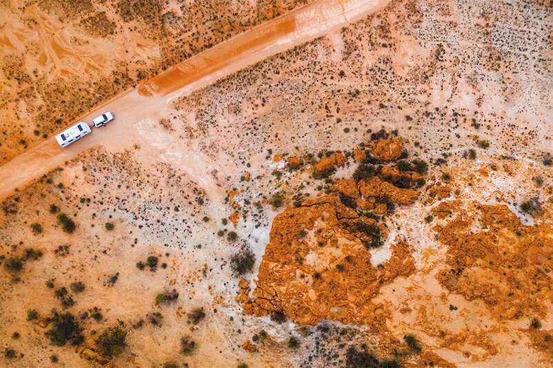 Der größte Teil der festen Erdoberfläche ist ungezähmtes Land. Hier braucht es die richtigen Federsysteme, die den ihnen anvertrauten Aufbau zuverlässig schützen. | © AL-KO Vehicle Technology Group