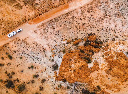 Der größte Teil der festen Erdoberfläche ist ungezähmtes Land. Hier braucht es die richtigen Federsysteme, die den ihnen anvertrauten Aufbau zuverlässig schützen. | © AL-KO Vehicle Technology Group
