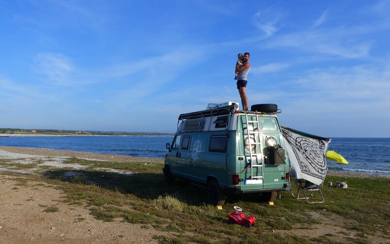 Sonnenschutzmaßnahmen sind ein absolutes Muss auf Reisen mit Kind. | © Nicole Blessing