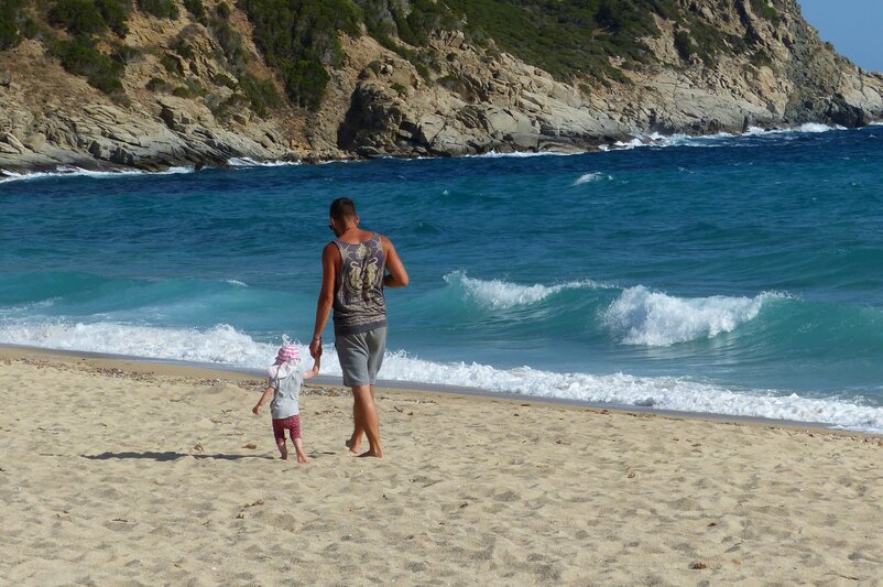 Sun, sea and plenty of time: Parental leave in Sardinia.  | © Nicole Blessing
