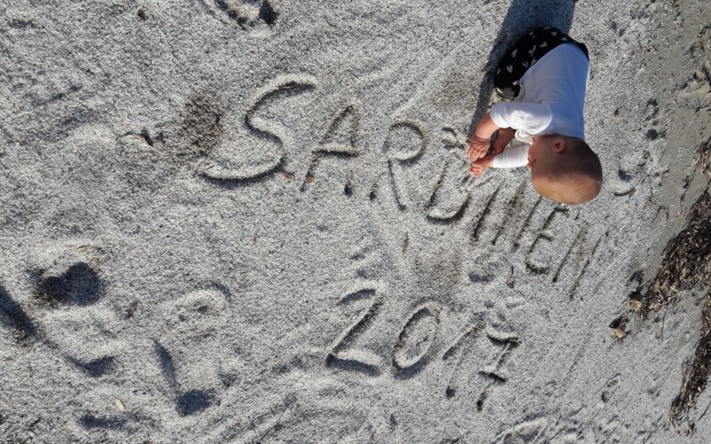 Babyhände im Sand und viel Zeit im Gepäck. | © Nicole Blessing