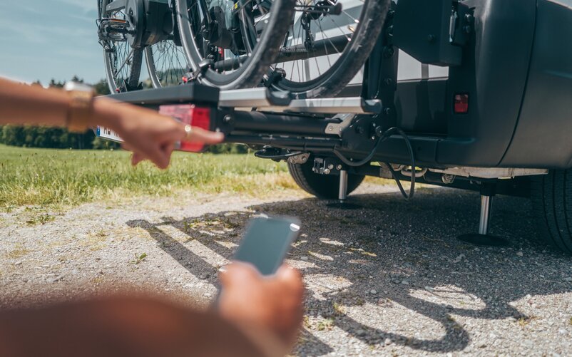 The HY4 support system gives you a safe, stable stance at the touch of a button. | © AL-KO