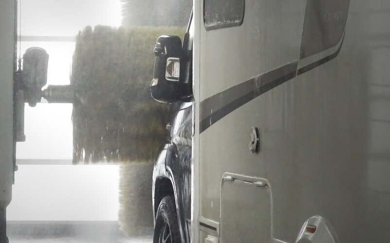 It’s sensible to thoroughly wash your motorhome before winter to protect it. | © Katja Scholz It’s sensible to thoroughly wash your motorhome before winter to protect it. | © Katja Scholz