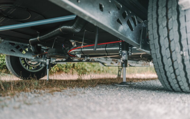 Ein hydraulisches Stützensystem für den Wohnwagen sorgt für perfekten Stand auf sämtlichen Untergründen. | © AL-KO Ein hydraulisches Stützensystem für den Wohnwagen sorgt für perfekten Stand auf sämtlichen Untergründen. | © AL-KO