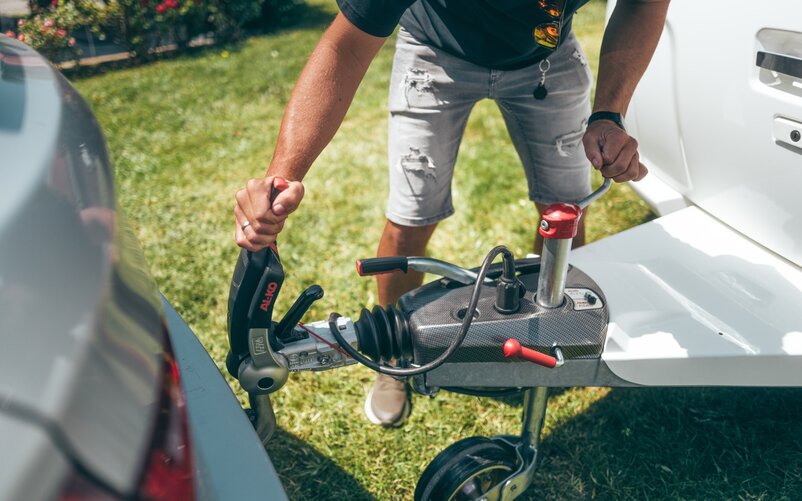 The anti-sway coupling ensures maximum comfort and a high level of safety when driving with a trailer. | © AL-KO
