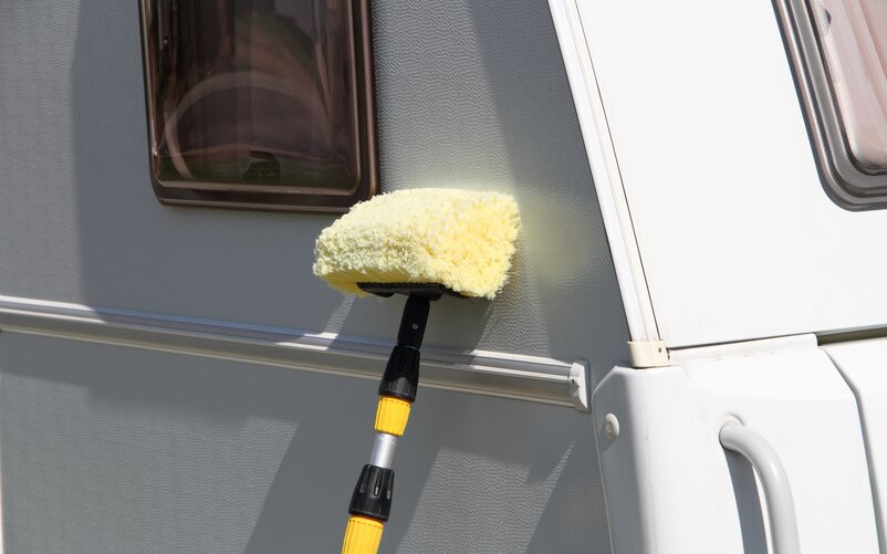 Beim Reinigen des Campingfahrzeugs sind ein paar Grundregeln zu beachten. | © maho/Adobe Stock Beim Reinigen des Campingfahrzeugs sind ein paar Grundregeln zu beachten. | © maho/Adobe Stock