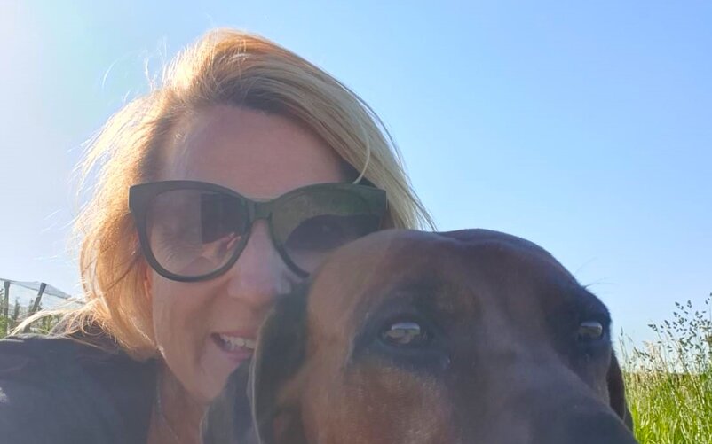 Alternative animal health practitioner Gabriela Schmid with Azana. | © Schmid