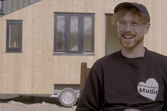 Paul in front of his self-built tiny house. | © Colm McGlone GL1 Media