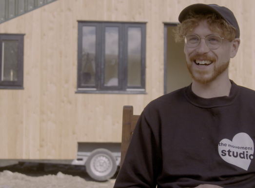 Paul in front of his self-built tiny house. | © Colm McGlone GL1 Media
