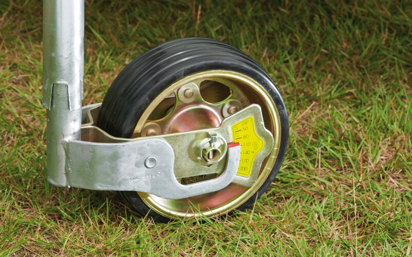 The AL-KO jockey wheel with load indicator keeps weight under control during packing. | © AL-KO