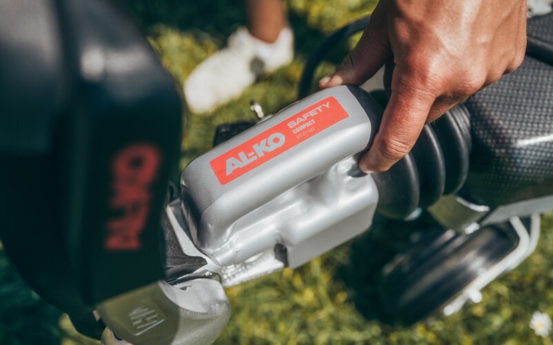 Drawbar locks are a sensible way of protecting caravans against theft. | © AL-KO