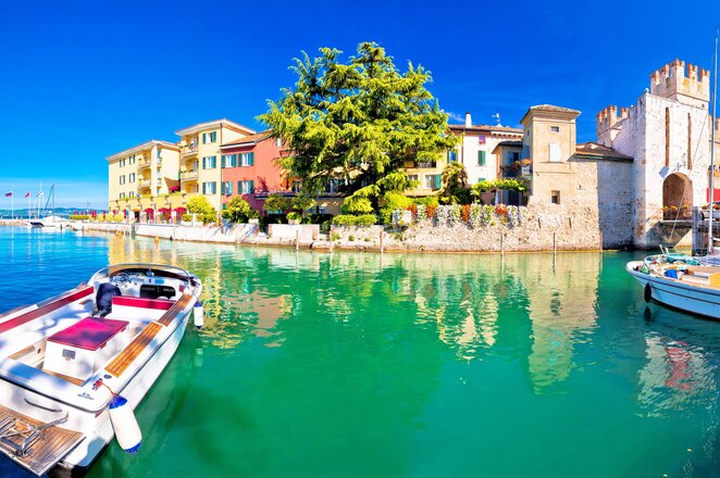 Sirmione on the southern shore of the lake with the picturesque Scaliger Castle. | © xbrchx/Adobe Stock