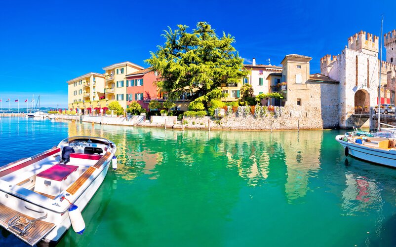 Sirmione on the southern shore of the lake with the picturesque Scaliger Castle. | © xbrchx/Adobe Stock