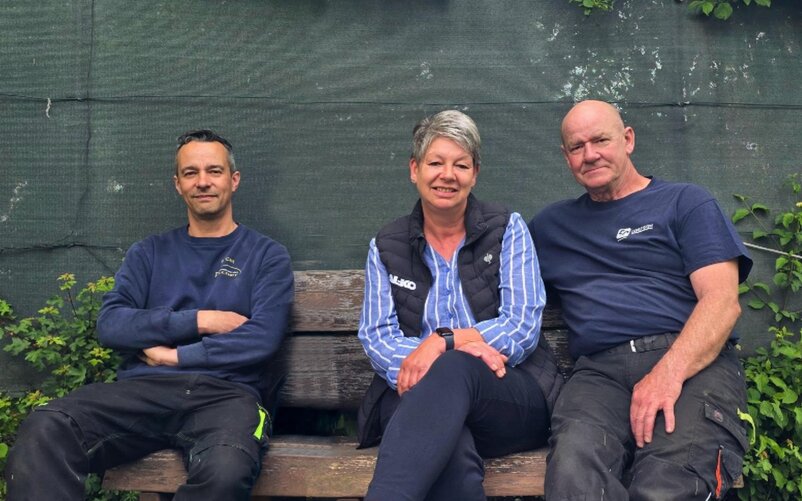 Für ihre Kunden im Einsatz: Kundencenter-Leiterin Sandra Trump (2.v.r.) mit Daniel Carl und Michael Trump (v.l.).  | © AL-KO