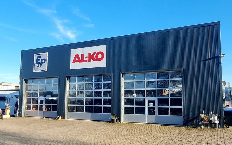 There is a motorhome parking space in front of the building for overnight stays, right next to the customer centre.  | © AL-KO