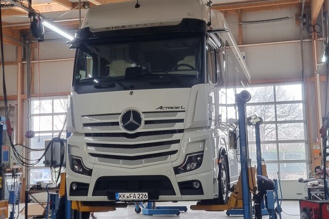 There is even enough space for heavy-duty trucks in the workshop. | © AL-KO