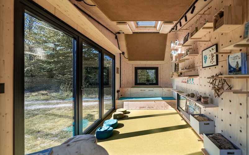 The interior is bright and friendly, designed with natural materials. | © WoodenValley & MzH – Mark Meyer zur Heide