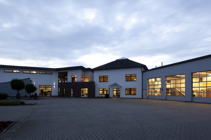 The AL-KO Customer Centre North in Neuenkirchen-Vörden | © AL-KO Vehicle Technology Group Exterior view of the AL-KO Customer Center building in Neuenkirchen-Vörden | © AL-KO Vehicle Technology Group