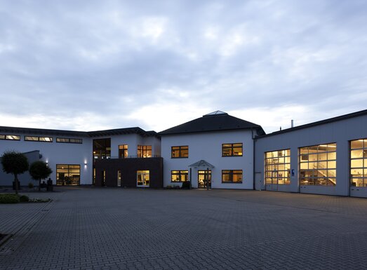 Exterior view of the AL-KO Customer Center building in Neuenkirchen-Vörden | © AL-KO Vehicle Technology Group