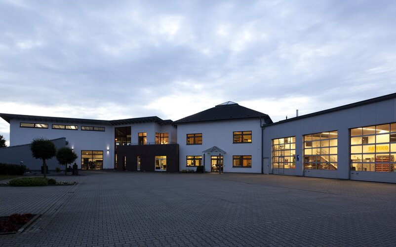 Exterior view of the AL-KO Customer Center building in Neuenkirchen-Vörden | © AL-KO Vehicle Technology Group