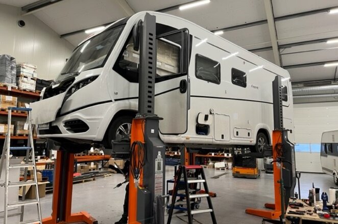 In der großzügigen Werkstatt werden Montage- und Reparaturarbeiten von Fachkräften durchgeführt. | © AL-KO Bild der Werkstatt im Kundencenter in Schweden. | © AL-KO