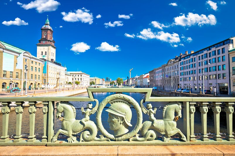 Brückengeländer mit einem Fluss im Hintergrund in der Stadt Skene in Schweden.