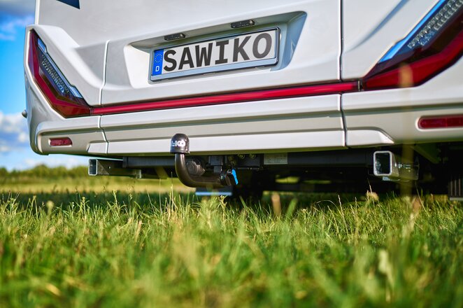 Tow bar mounted on a motorhome. The license plate reads SAWIKO.