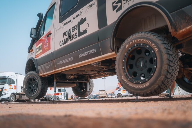 Detail view of the Powercampers’ Weinsberg X-Pedition with the LevelM Pro 4x4 hydraulic leveling system by AL-KO and E&P deployed during the Dakar Rally 2026. © powercampers.de | © © powercampers.de