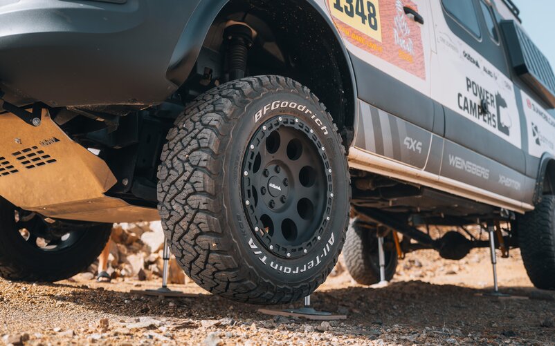 The LevelM Pro 4x4 leveling system by AL-KO and E&P stabilizes the Powercampers’ Weinsberg X-Pedition even on uneven terrain during the Dakar Rally 2026. © powercampers.de | © © powercampers.de