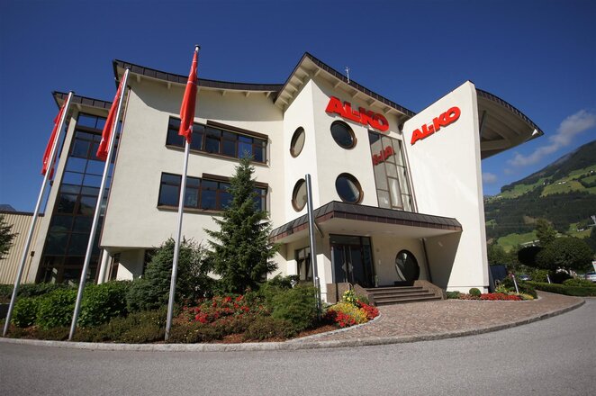 Ein weißes Firmengebäude mit roter Aufschrift "AL-KO". | © AL-KO