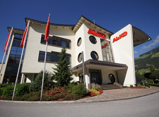 Ein weißes Firmengebäude mit roter Aufschrift "AL-KO". | © AL-KO