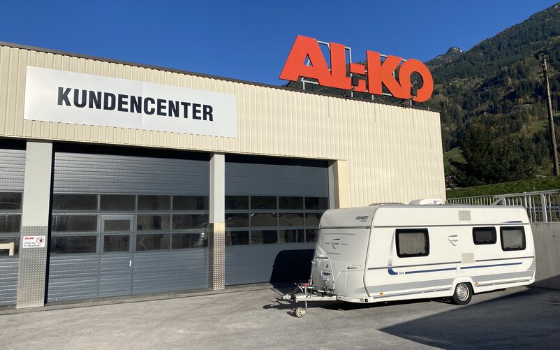 Ein Wohnwagen steht vor dem Firmengebäude von AL-KO. | © AL-KO
