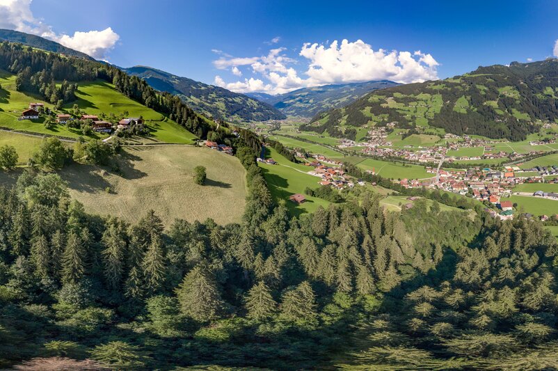Ein Luftbild von Ramsau im Zillertal im Sommer. | © davidzzzfr/Adobe Stock