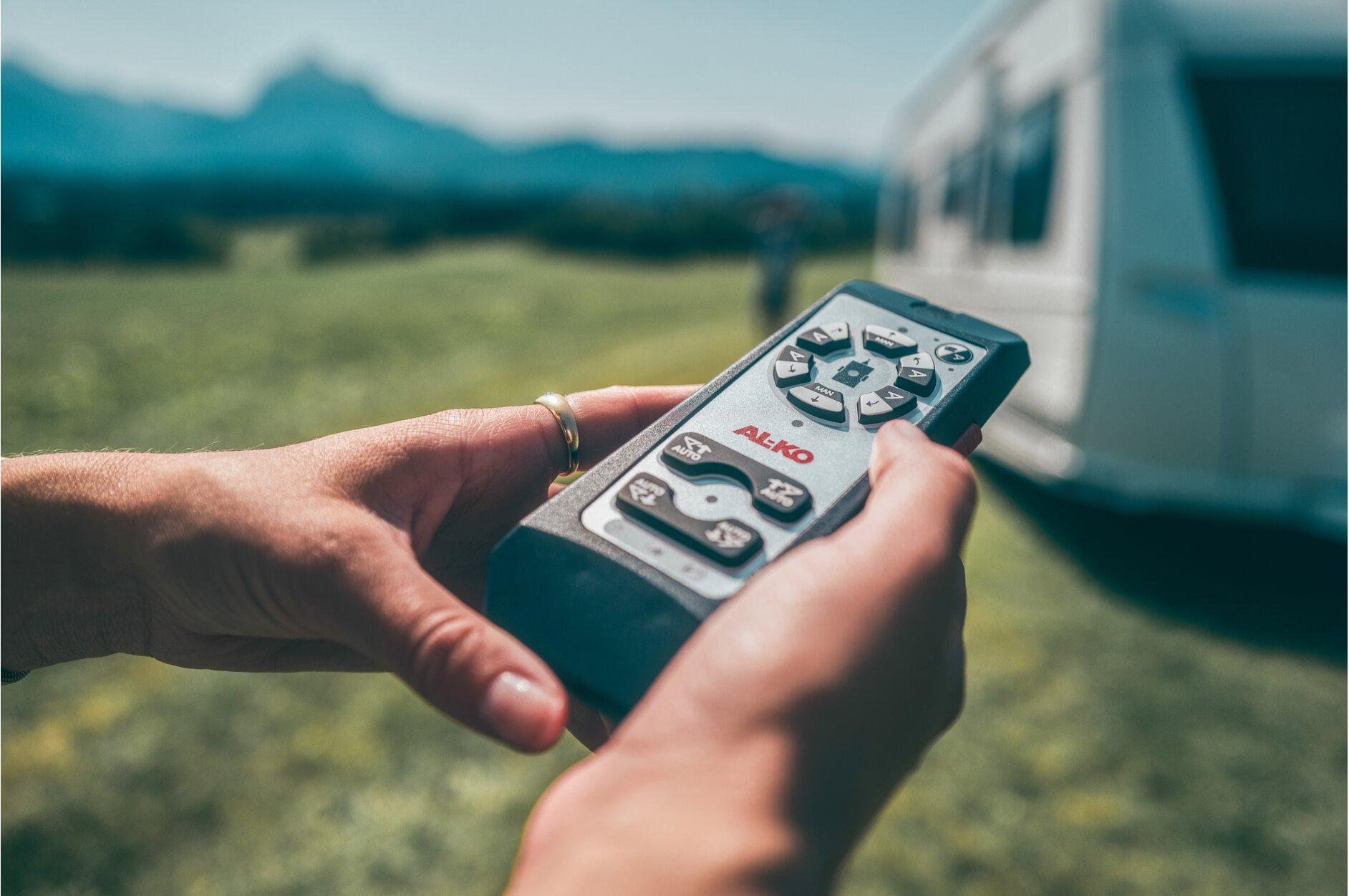 AL-KO caravan movers, remote control and accessories
