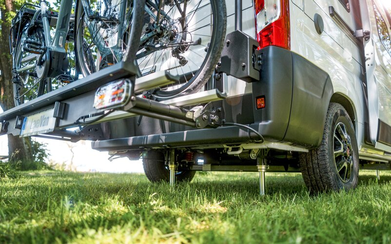 Nichts leichter als das: LevelVan – das erste hydraulische Hubstützensystem mit Carbon-Zylindern für Kastenwagen mit einem Eigengewicht von unter 50 kg. | © AL-KO Vehicle Technology Group