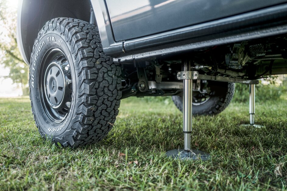 Nahaufnahme des neuen dynamischen Stützensystems LevelM Pro 4x4 unter einem Fahrzeug. | © AL-KO VT