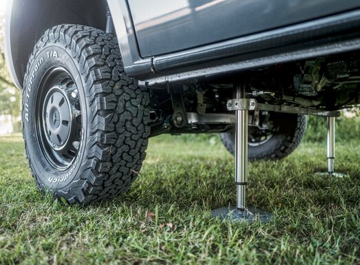 Close-up of the new dynamic LevelM Pro 4x4 support system under a vehicle. | © AL-KO VT