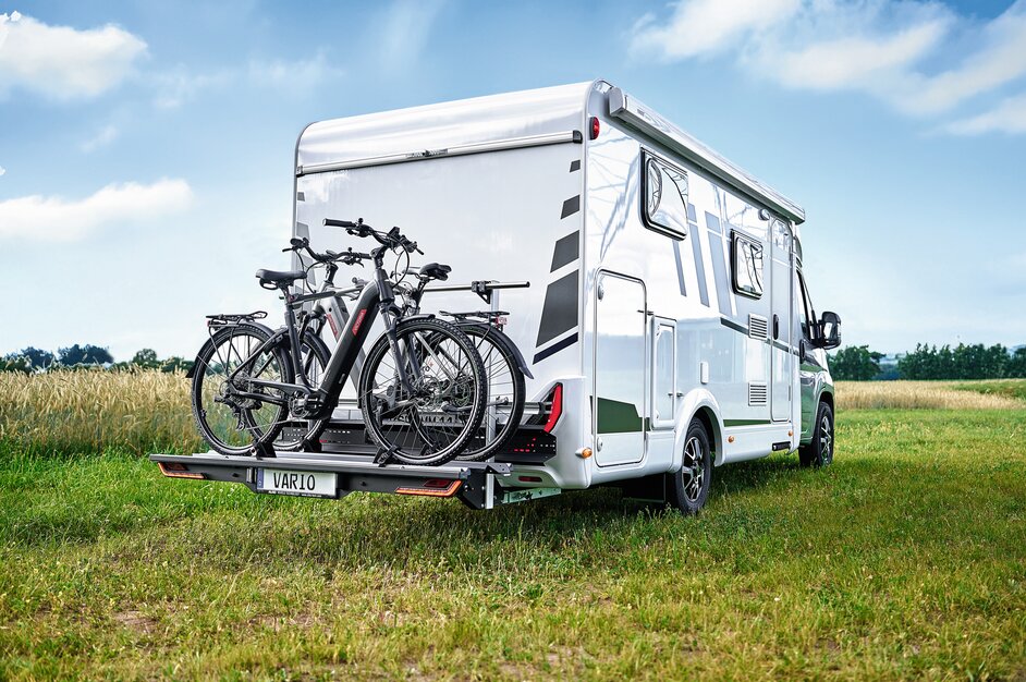 A white RV with a rear rack on which two bicycles are mounted. | © AL-KO VT