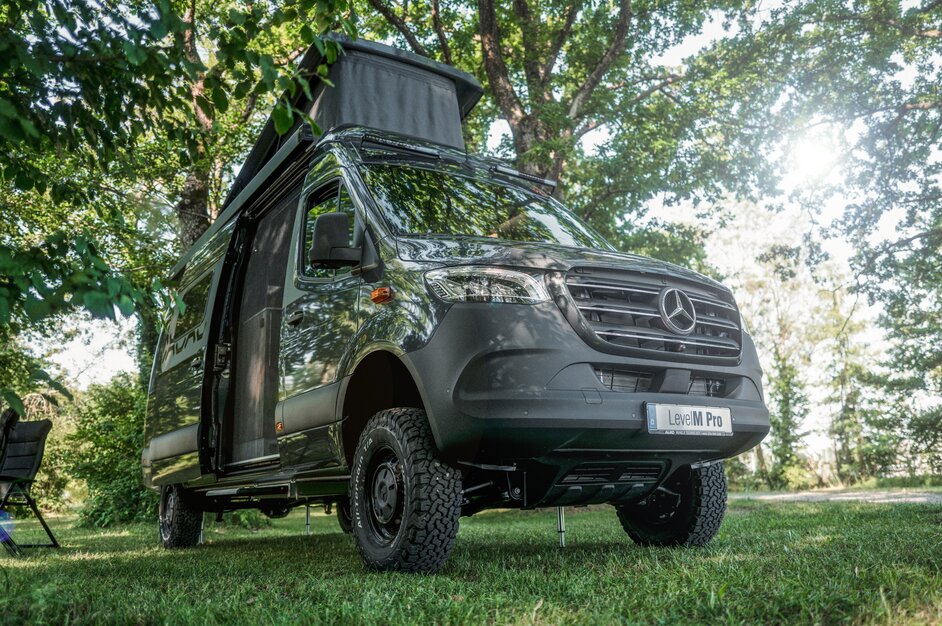 A gray Mercedes-Benz camper van with an open sliding door and a pop-up roof. | © AL-KO VT